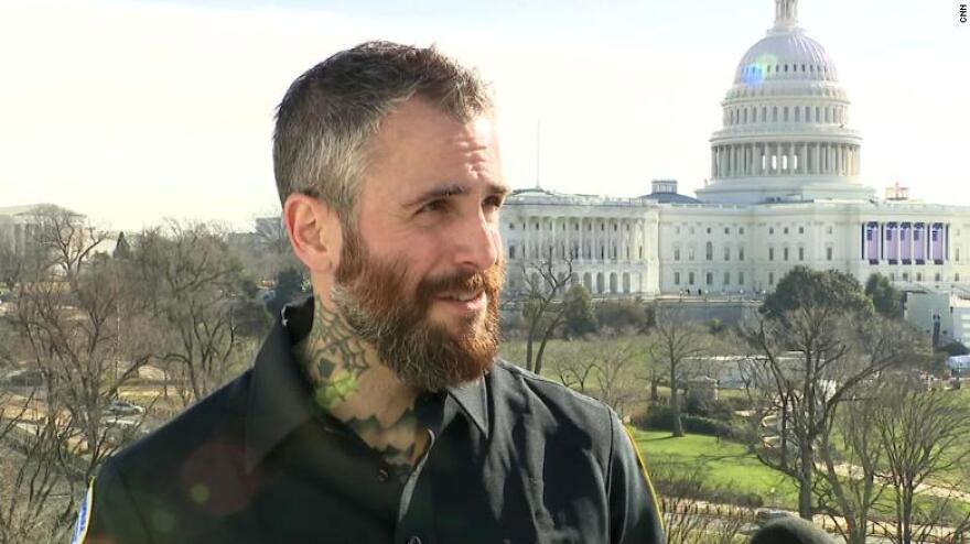 Συγκλονιστική μαρτυρία αστυνομικού από το Καπιτώλιο: Ήθελαν να με σκοτώσουν με το όπλο μου