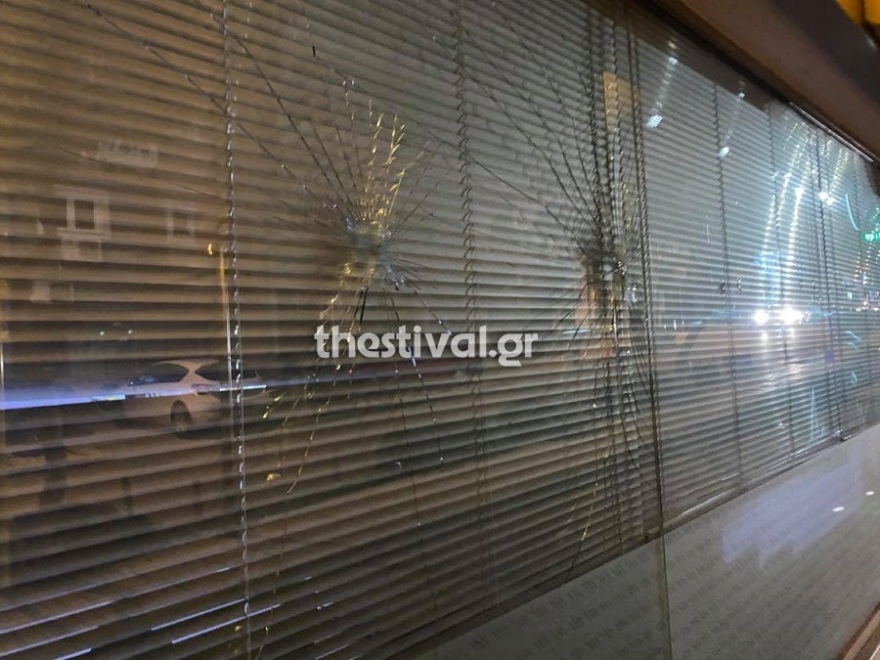 Θεσσαλονίκη: Καταδρομική επίθεση κουκουλοφόρων σε τράπεζα στη Σταυρούπολη