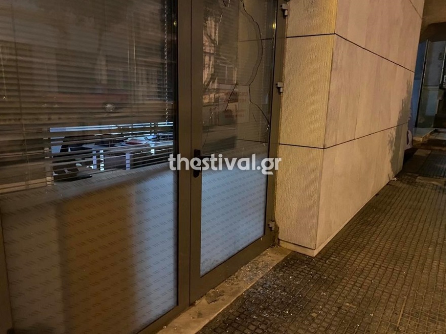 Θεσσαλονίκη: Καταδρομική επίθεση κουκουλοφόρων σε τράπεζα στη Σταυρούπολη