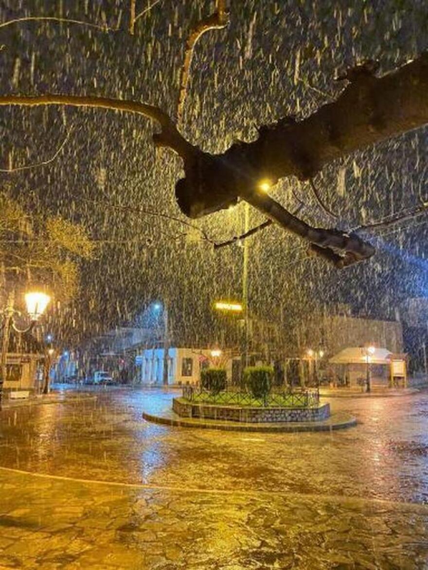 Σε πλήρη εξέλιξη η κακοκαιρία «Λέανδρος»: Χιόνι και κρύο στην Κεντρική Ελλάδα - Χιονίζει και στα ορεινά της Αττικής