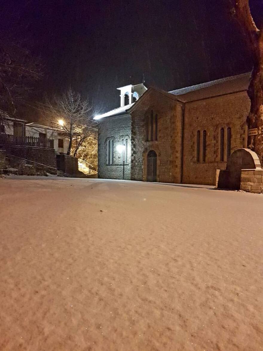 Σε πλήρη εξέλιξη η κακοκαιρία «Λέανδρος»: Χιόνι και κρύο στην Κεντρική Ελλάδα - Χιονίζει και στα ορεινά της Αττικής