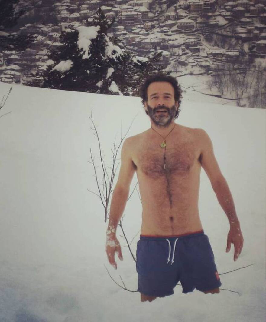 Θανάσης Ευθυμιάδης: Ποζάρει ημίγυμνος στα χιόνια