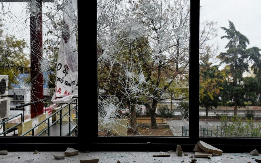 Εικόνες βίας και καταστροφής στα ελληνικά ΑΕΙ - Πώς θα λειτουργήσει η Πανεπιστημιακή Αστυνομία