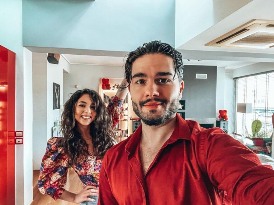 Χρήστος Μάστορας: Ποζάρει με την κούκλα αδελφή του