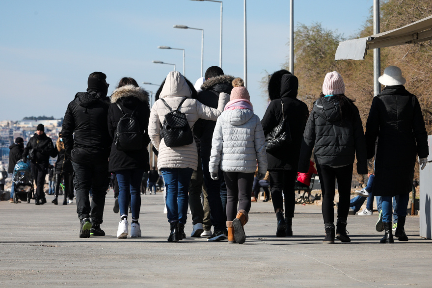 Εκατοντάδες Αθηναίοι αψήφησαν τον «Λέανδρο» και βγήκαν για βόλτα στο Φλοίσβο