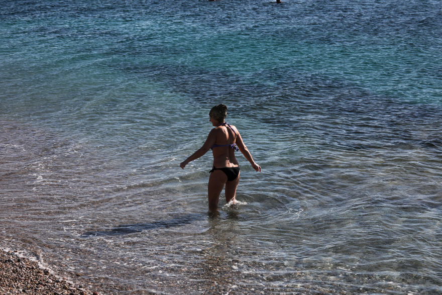 Εκατοντάδες Αθηναίοι αψήφησαν τον «Λέανδρο» και βγήκαν για βόλτα στο Φλοίσβο