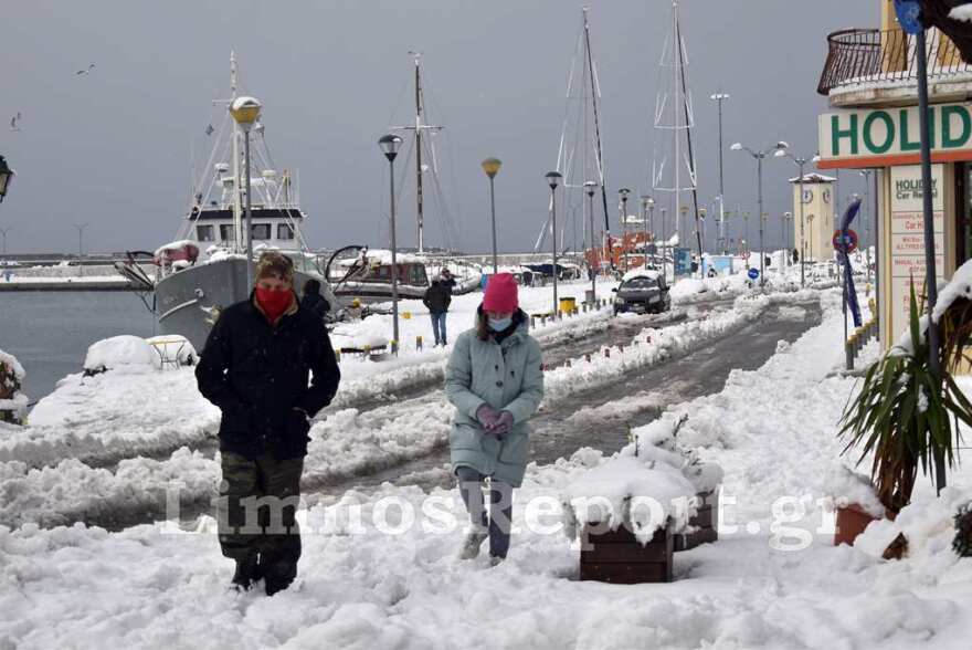 Κακοκαιρία «Λέανδρος»: Εγκλωβισμοί και πτώσεις δέντρων από τον χιονιά στη Λήμνο