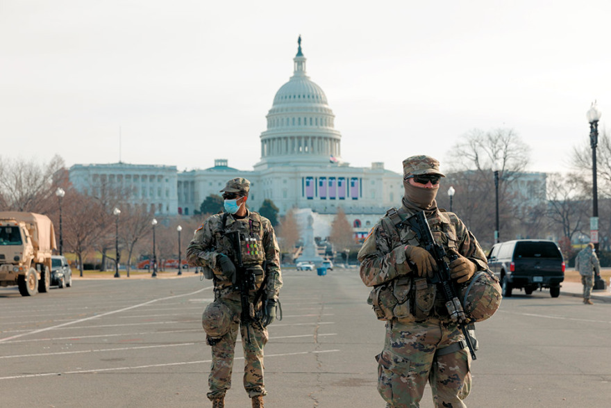 Η επόμενη μέρα του Τραμπ: Τον κυνηγούν οι τράπεζες, τον έκοψαν τα social, του γυρνούν την πλάτη και οι δικοί του