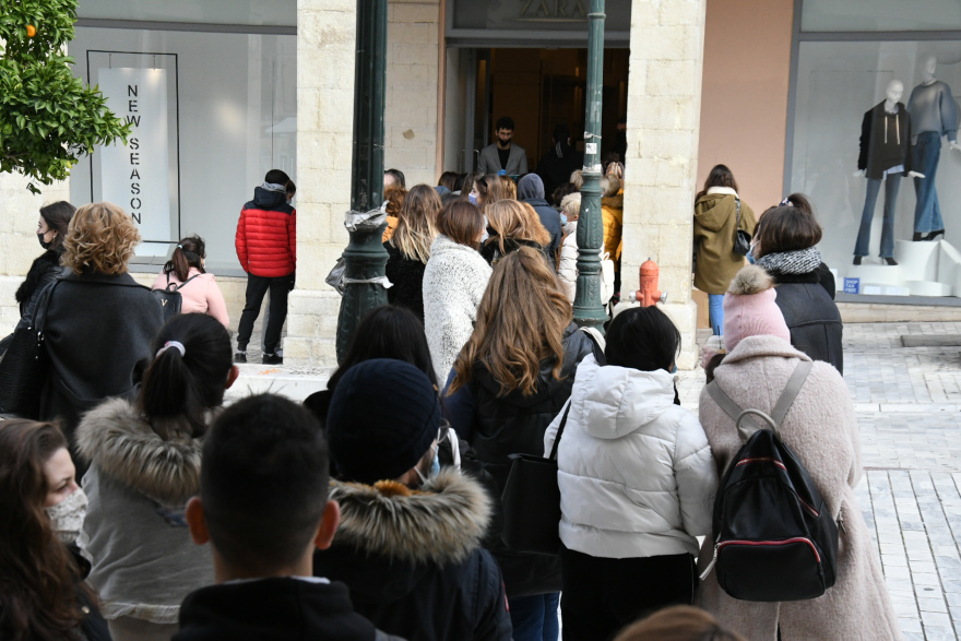 Λιανεμπόριο: Ελπίδες στην αγορά με το άνοιγμά του - Αυξημένη κίνηση και ουρές στα καταστήματα