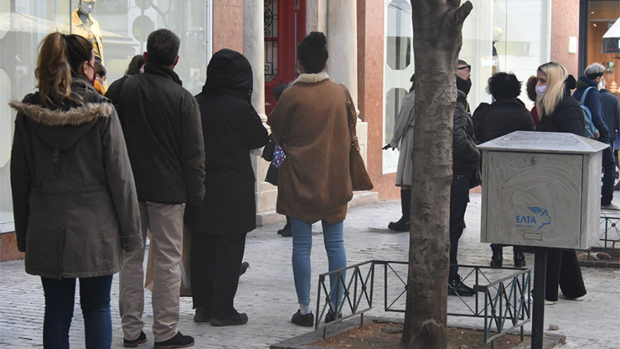 Λιανεμπόριο: Ουρές στα καταστήματα παρά το τσουχτερό κρύο 