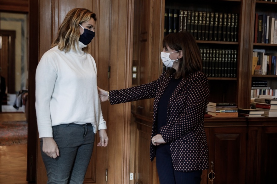 Η Σοφία Μπεκατώρου στο Προεδρικό Μέγαρο - Συναντήθηκε με τη Σακελλαροπούλου