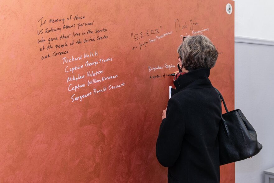 Εγκαινιάστηκε το Γραφείο Υποστήριξης Θυμάτων Τρομοκρατίας - Δημιουργήθηκε «τοίχος μνήμης»