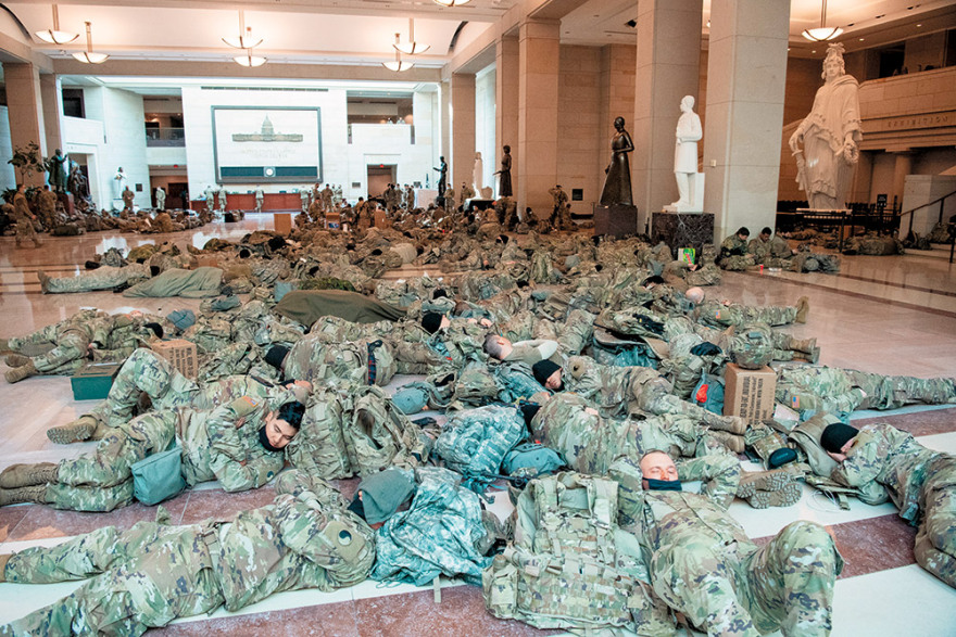 Η επόμενη μέρα του Τραμπ: Τον κυνηγούν οι τράπεζες, τον έκοψαν τα social, του γυρνούν την πλάτη και οι δικοί του
