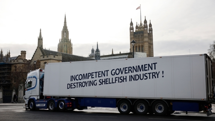 Brexit: Φορτηγά μεταφοράς θαλασσινών κατέκλυσαν τη Ντάουνινγκ Στριτ