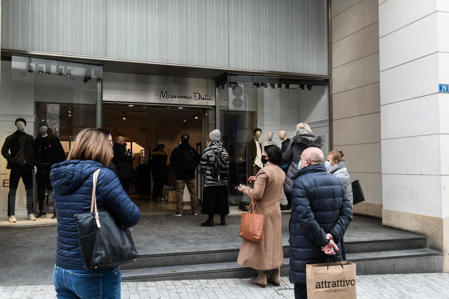 Κίνηση στους δρόμους: Πού έχει μποτιλιάρισμα τώρα - Ανοιχτά τα καταστήματα, δείτε το νέο ωράριο 