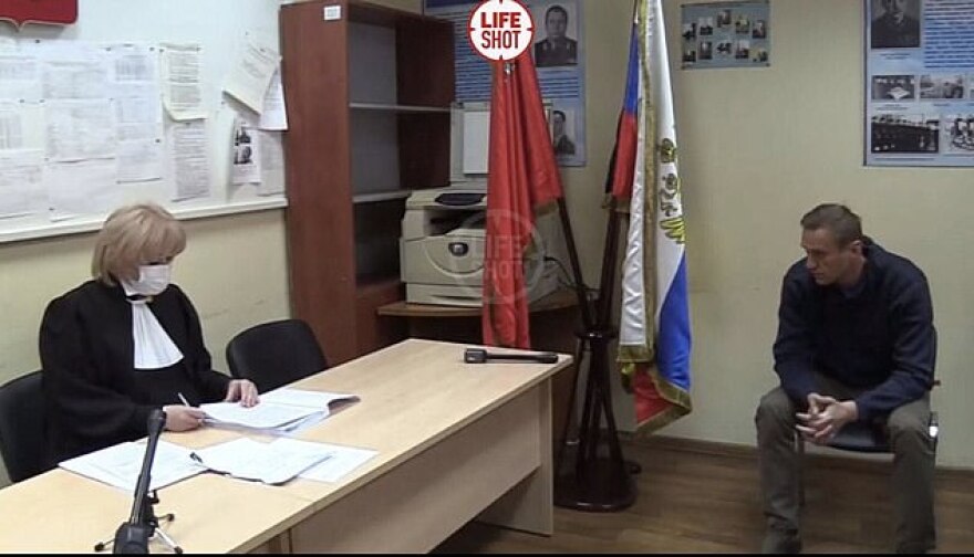 Ναβάλνι από το δικαστήριο: «Ύψιστη ανομία» η προσαγωγή σε ακροαματική διαδικασία