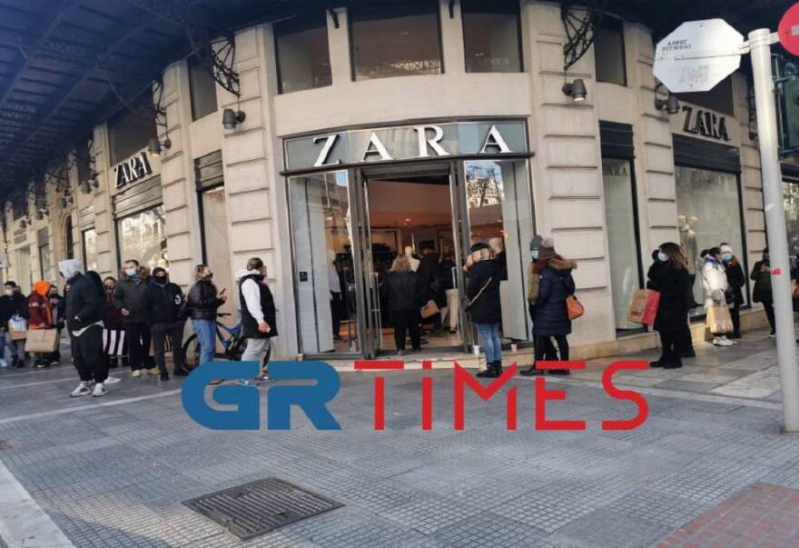 Λιανεμπόριο: Ουρές στα καταστήματα παρά το τσουχτερό κρύο 