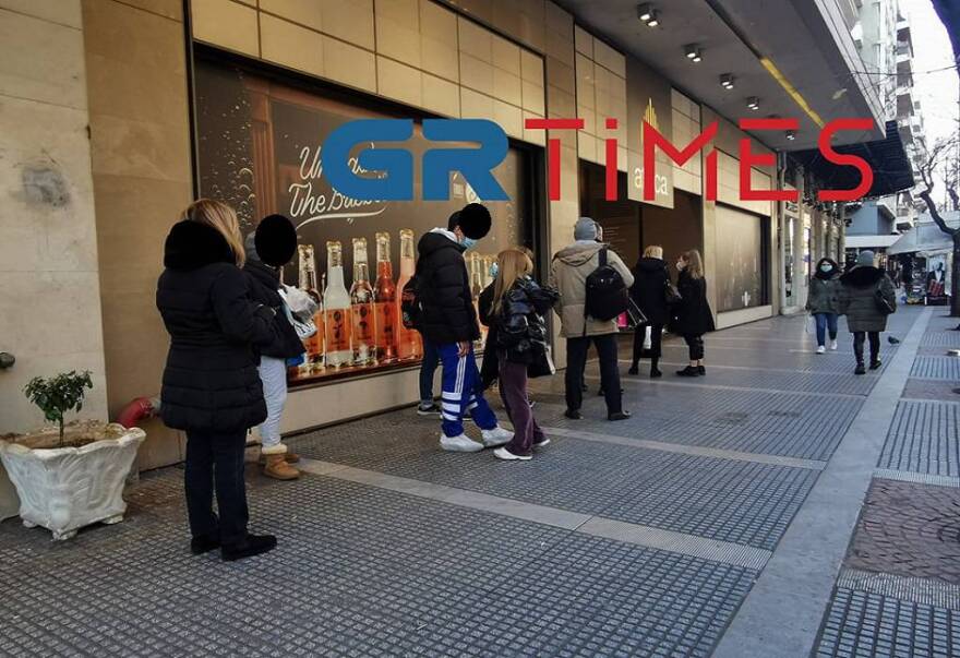 Λιανεμπόριο: Ουρές στα καταστήματα παρά το τσουχτερό κρύο 