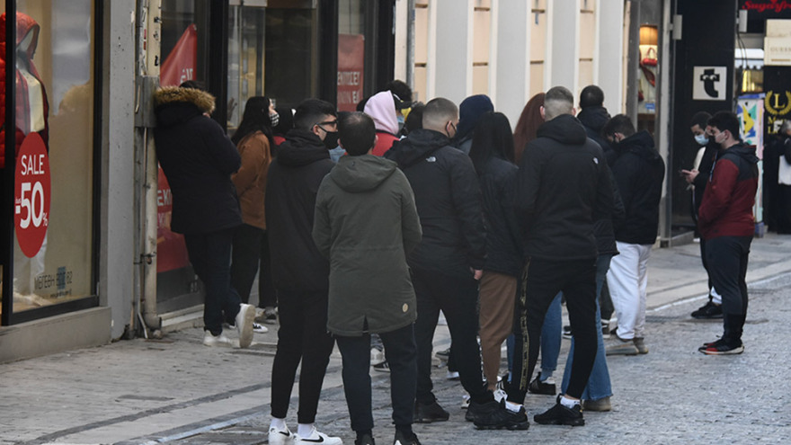 Λιανεμπόριο: Μεγαλώνουν οι ουρές στην Ερμού - Τι προτιμούν οι καταναλωτές (φωτό)