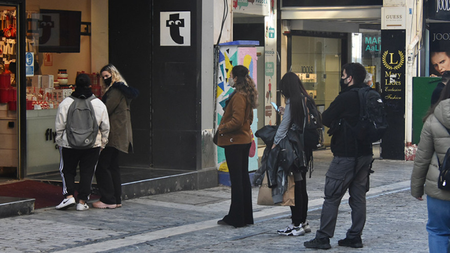 Λιανεμπόριο: Μεγαλώνουν οι ουρές στην Ερμού - Τι προτιμούν οι καταναλωτές (φωτό)