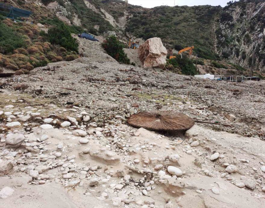 Κεφαλονιά: Πέντε μήνες από το χτύπημα του «Ιανού» κι ακόμη να φτιαχτεί η παραλία του Μύρτου 