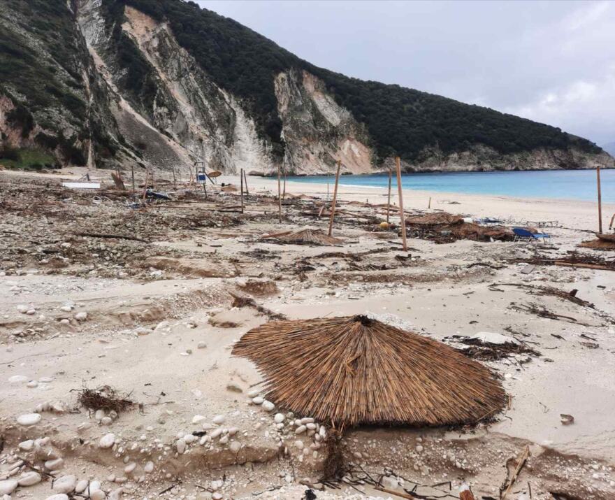 Κεφαλονιά: Πέντε μήνες από το χτύπημα του «Ιανού» κι ακόμη να φτιαχτεί η παραλία του Μύρτου 