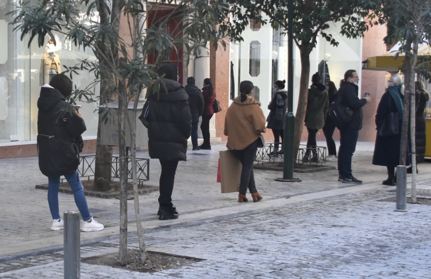 Λιανεμπόριο: Μεγαλώνουν οι ουρές στην Ερμού - Τι προτιμούν οι καταναλωτές (φωτό)