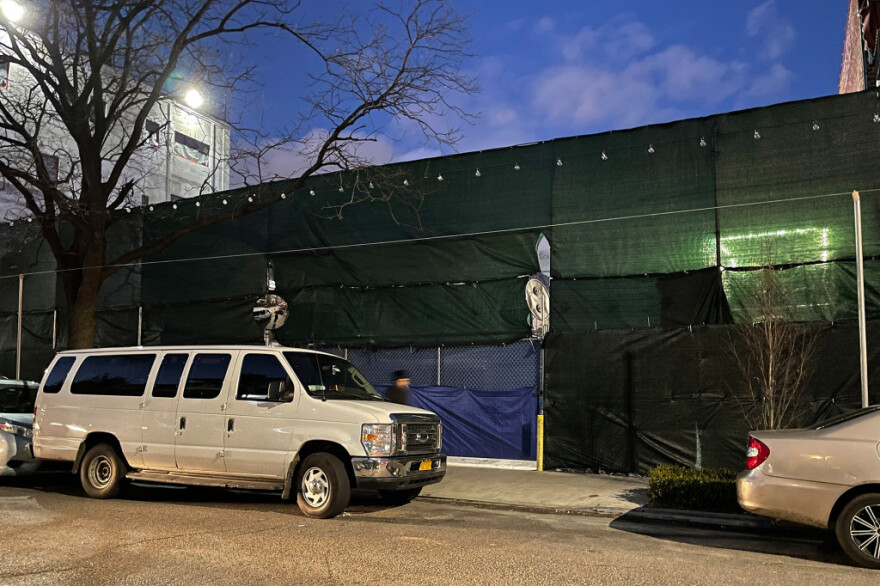 Χαμός σε γάμο χασιδιστή στο Μπρούκλιν: Ο ένας πάνω στον άλλο χωρίς μάσκες