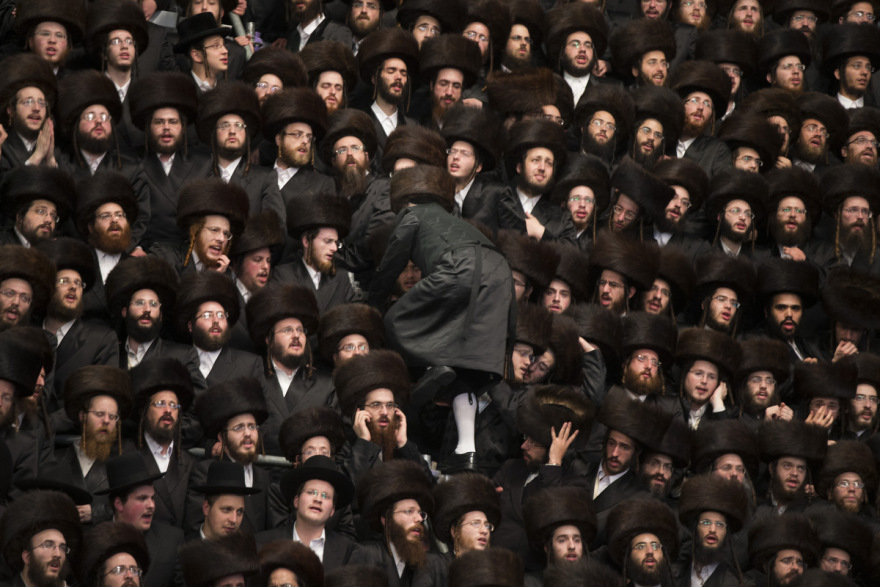 Χαμός σε γάμο χασιδιστή στο Μπρούκλιν: Ο ένας πάνω στον άλλο χωρίς μάσκες