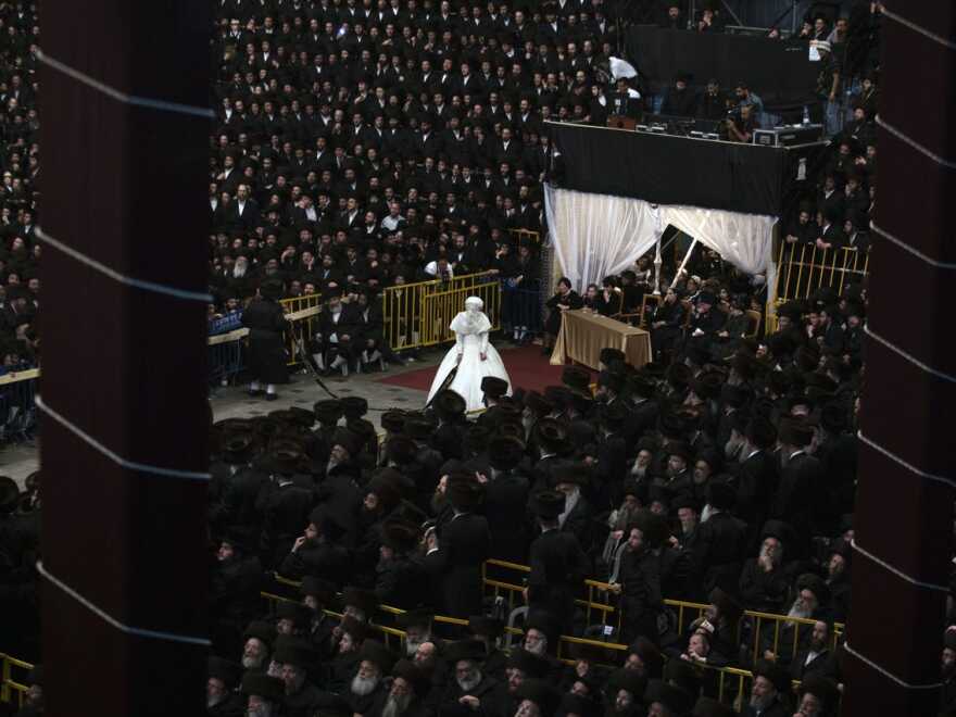 Χαμός σε γάμο χασιδιστή στο Μπρούκλιν: Ο ένας πάνω στον άλλο χωρίς μάσκες