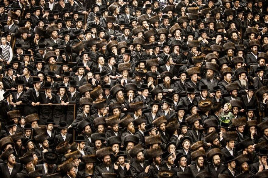 Χαμός σε γάμο χασιδιστή στο Μπρούκλιν: Ο ένας πάνω στον άλλο χωρίς μάσκες