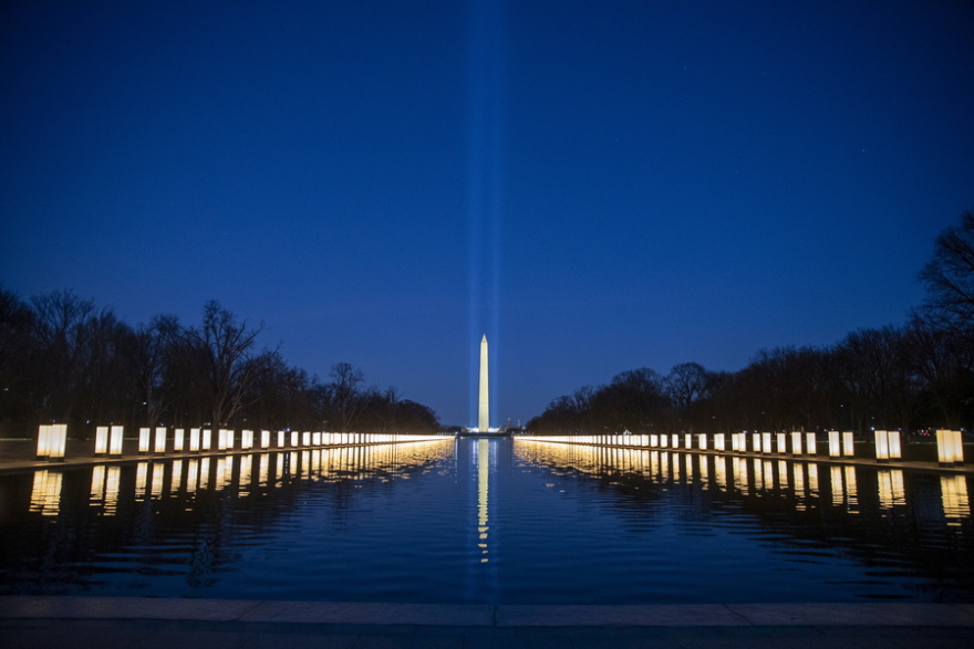 Μπάιντεν και Χάρις τίμησαν τους 400.000 Αμερικανούς που έχουν πεθάνει από κορωνοϊό (Βίντεο)