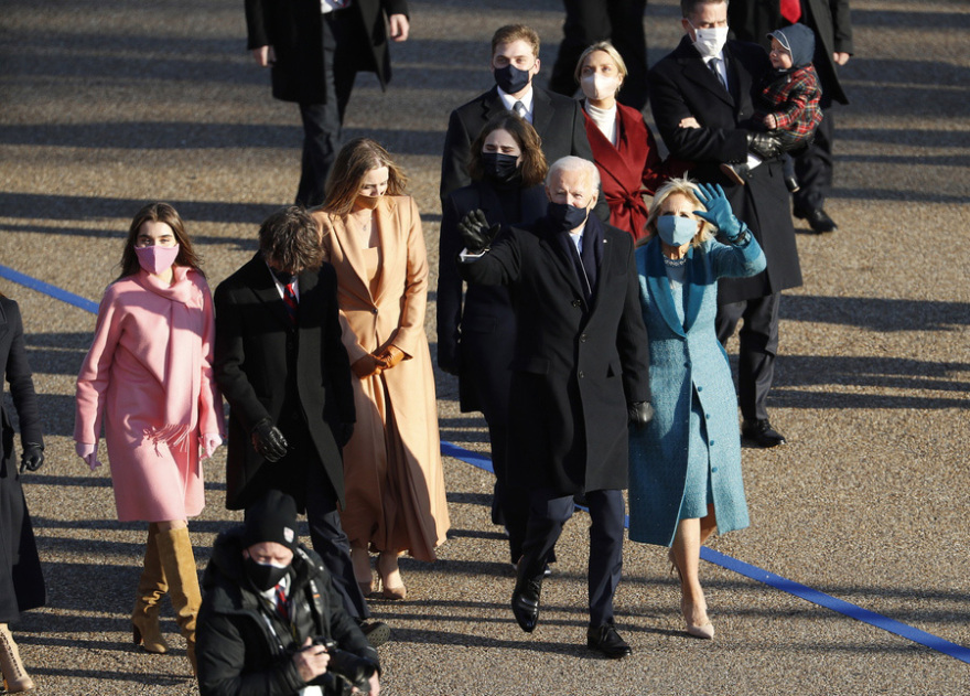 Βίντεο: Ο Τζο Μπάιντεν έφτασε στον Λευκό Οίκο και έπιασε δουλειά- Υπέγραψε το διάταγμα επιστροφής στη Συμφωνία του Παρισιού	      