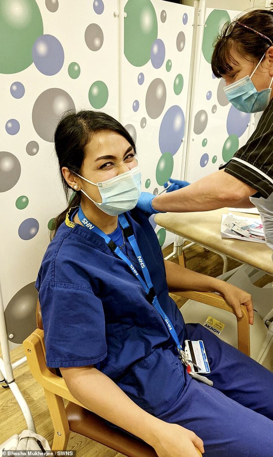 Η γιατρός Μις Αγγλία έκανε το εμβόλιο: «Αισθάνομαι προστατευμένη»