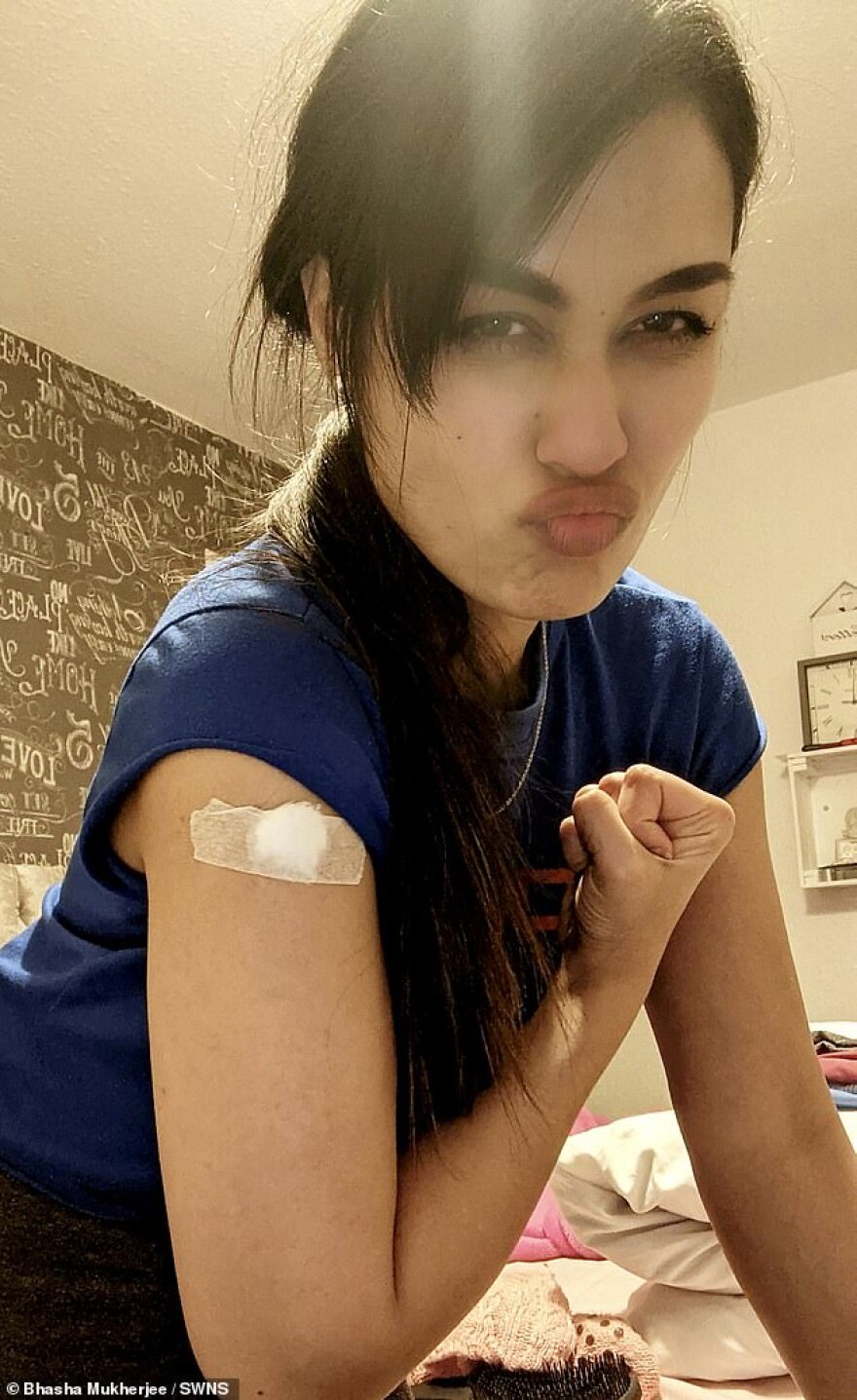 Η γιατρός Μις Αγγλία έκανε το εμβόλιο: «Αισθάνομαι προστατευμένη»