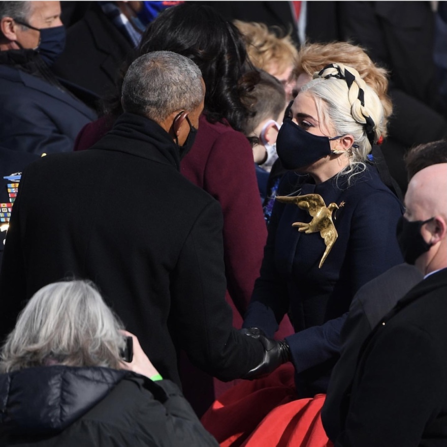 Ορκωμοσία Μπάιντεν: Η υψηλή ραπτική της Lady Gaga και τα ελληνικά σκουλαρίκια της Amanda Gorman