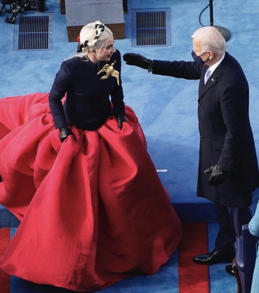 Ορκωμοσία Μπάιντεν: Η υψηλή ραπτική της Lady Gaga και τα ελληνικά σκουλαρίκια της Amanda Gorman