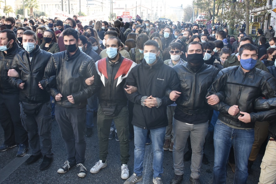 Πορεία φοιτητών στο κέντρο της Αθήνας κατά της αστυνομίας στα Πανεπιστήμια