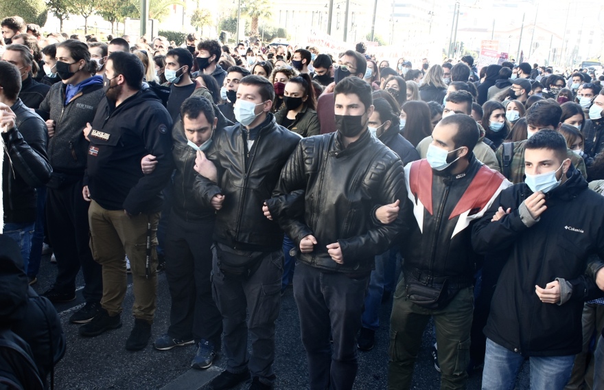 Πορεία φοιτητών στο κέντρο της Αθήνας κατά της αστυνομίας στα Πανεπιστήμια