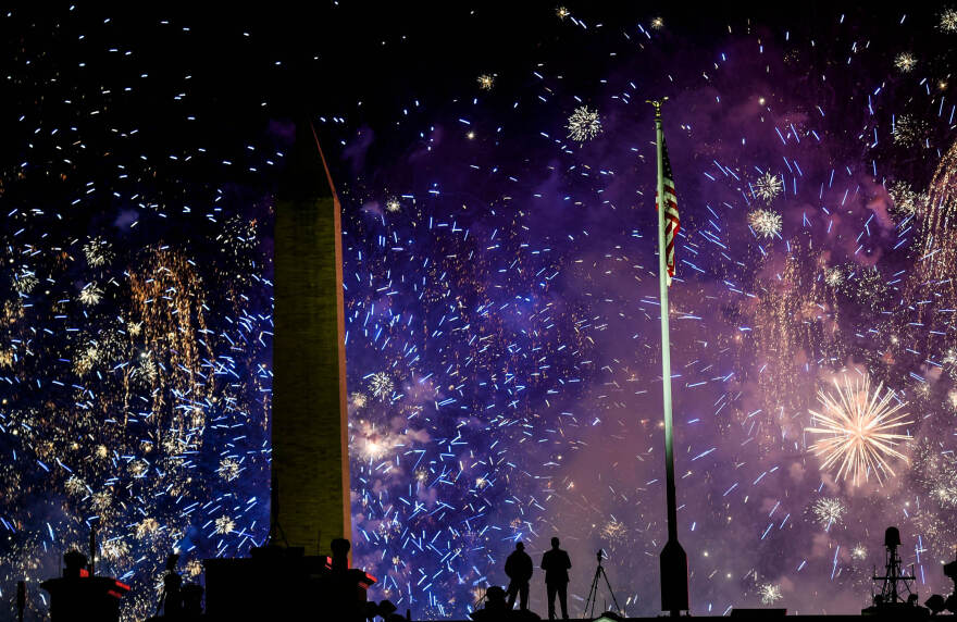 Δείτε βίντεο: Με φαντασμαγορικό σόου πυροτεχνημάτων ολοκληρώθηκαν οι εκδηλώσεις της ορκωμοσίας Μπάιντεν και Χάρις 