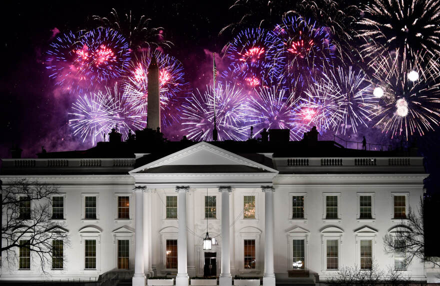 Δείτε βίντεο: Με φαντασμαγορικό σόου πυροτεχνημάτων ολοκληρώθηκαν οι εκδηλώσεις της ορκωμοσίας Μπάιντεν και Χάρις 