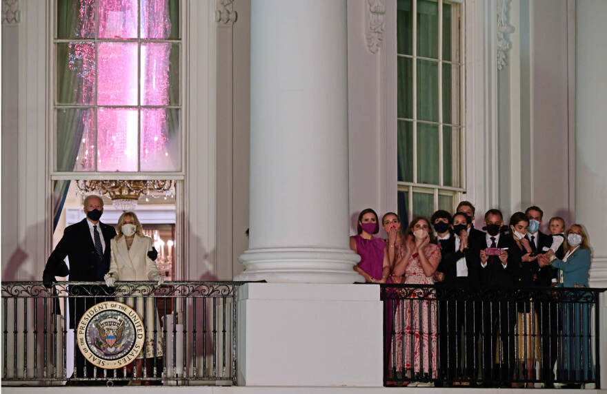 Δείτε βίντεο: Με φαντασμαγορικό σόου πυροτεχνημάτων ολοκληρώθηκαν οι εκδηλώσεις της ορκωμοσίας Μπάιντεν και Χάρις 