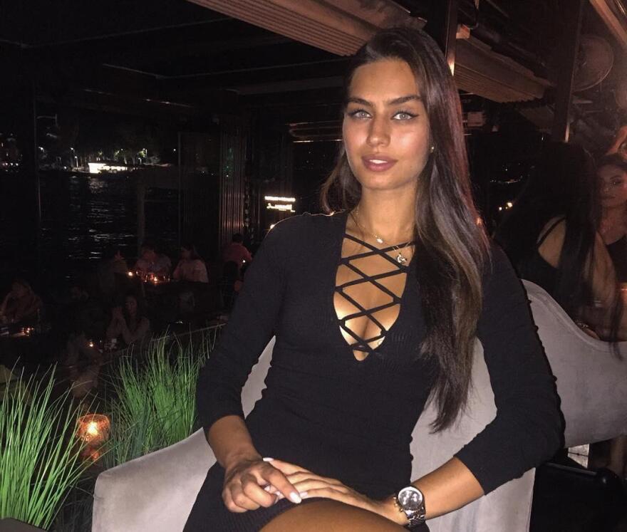 Αμινέ Γκιουλσέ: Έλαμψε στο πλευρό του Οζίλ η εστεμμένη καλλονή κουμπάρα του Ερντογάν