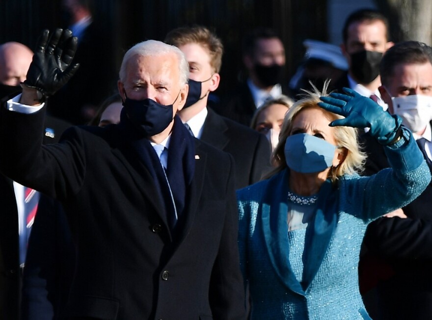 Ορκωμοσία Μπάιντεν: Πέρλες, γάντια και μοβ χρώμα - Τα ενδυματολογικά σύμβολα στη μεγάλη τελετή