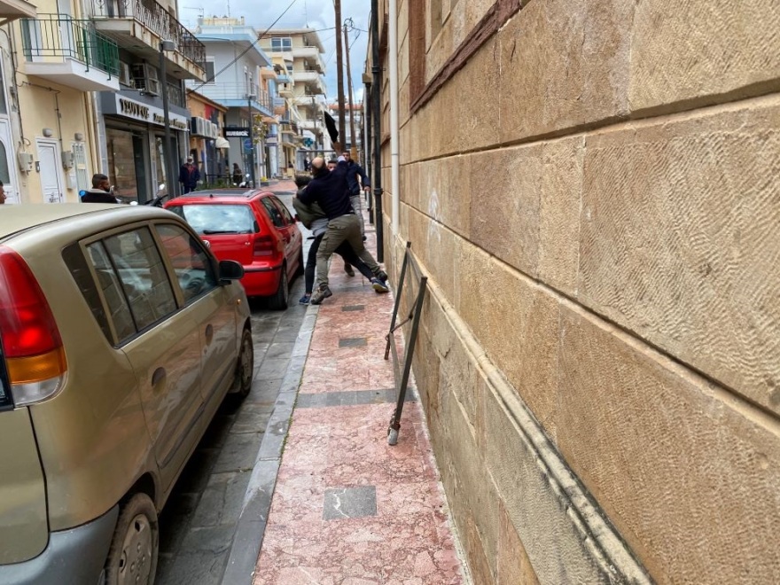 Χίος: Άγρια επεισόδια μεταξύ αλλοδαπών στο κέντρο της πόλης - Δείτε βίντεο