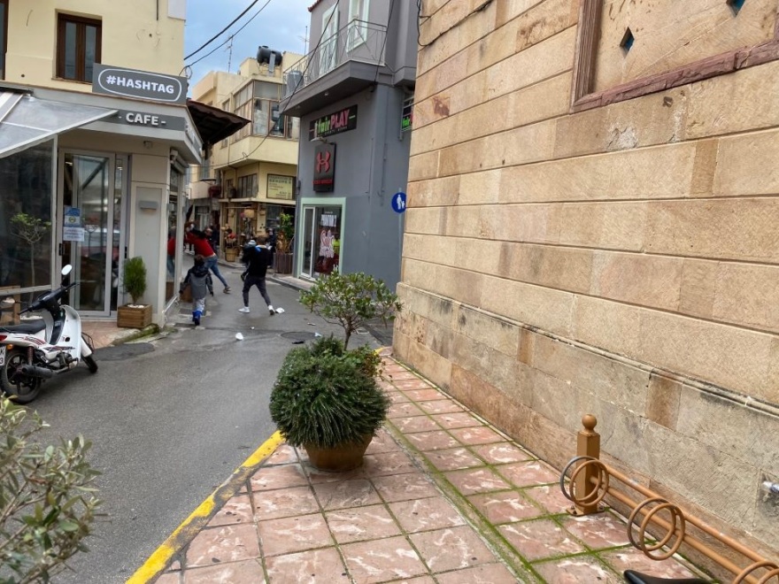 Χίος: Άγρια επεισόδια μεταξύ αλλοδαπών στο κέντρο της πόλης - Δείτε βίντεο