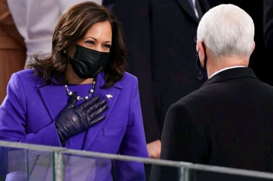 Ορκωμοσία Μπάιντεν: Πέρλες, γάντια και μοβ χρώμα - Τα ενδυματολογικά σύμβολα στη μεγάλη τελετή