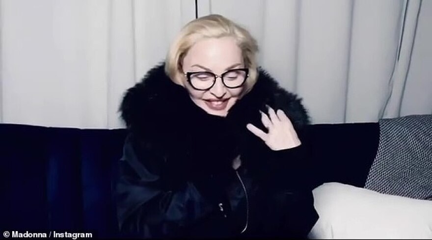 Μαντόνα: Μόλις μας έδειξε (ξανά) το μαύρο εσώρουχό της 