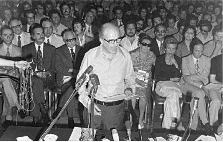 ΠΑΣΟΚ: Έβαλαν τον  Μπέρνι Σάντερς με μάσκα στην ιδρυτική διακήρυξη του κόμματος!