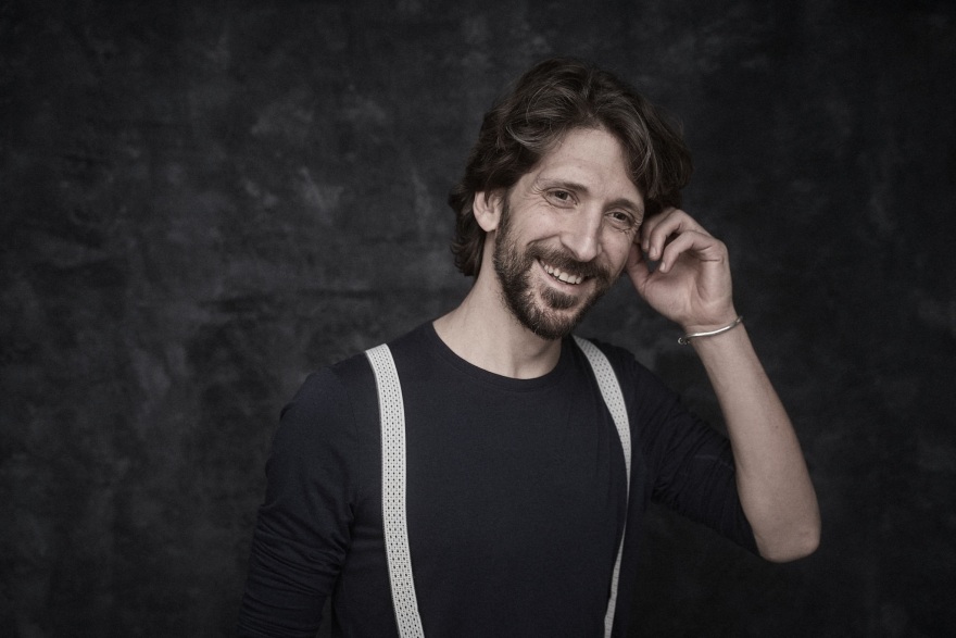 Άγριες Μέλισσες: Ο Alex Sid έγραψε το πρώτο τραγούδι της σειράς με δανεική κιθάρα 